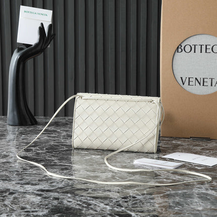 BOTTEGA VENETA 25S ANDIAMO POUCH 19 IN IVORY CALFSKIN GOLD HARDWARE