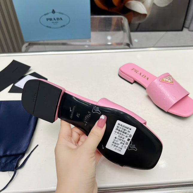 PRA SAFFIANO PATENT SLIDES OSTRICH MOTIF PINK CALFSKIN