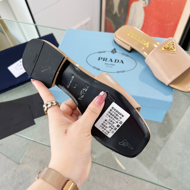 PRA SAFFIANO PATENT SLIDES TUSCAN CALFSKIN