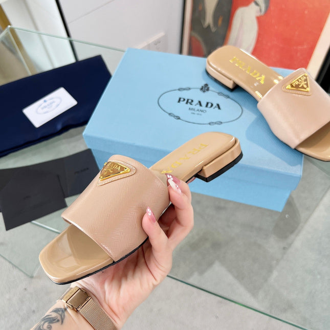 PRA SAFFIANO PATENT SLIDES TUSCAN CALFSKIN