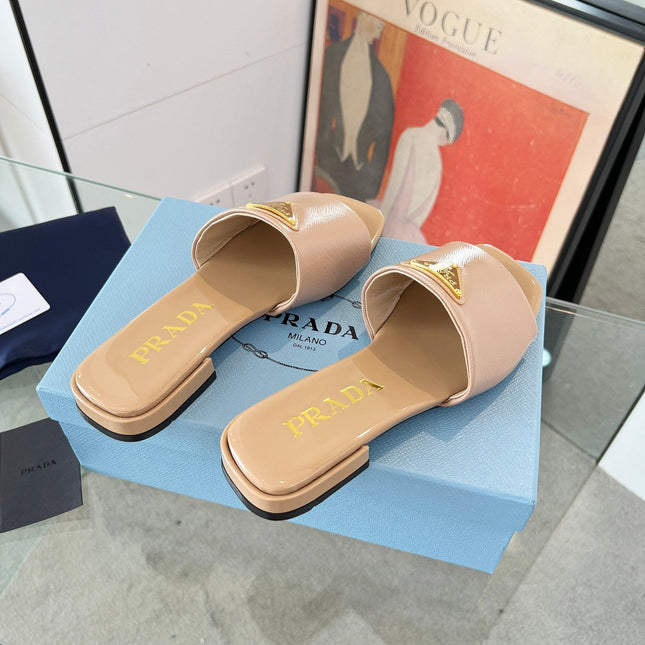 PRA SAFFIANO PATENT SLIDES TUSCAN CALFSKIN