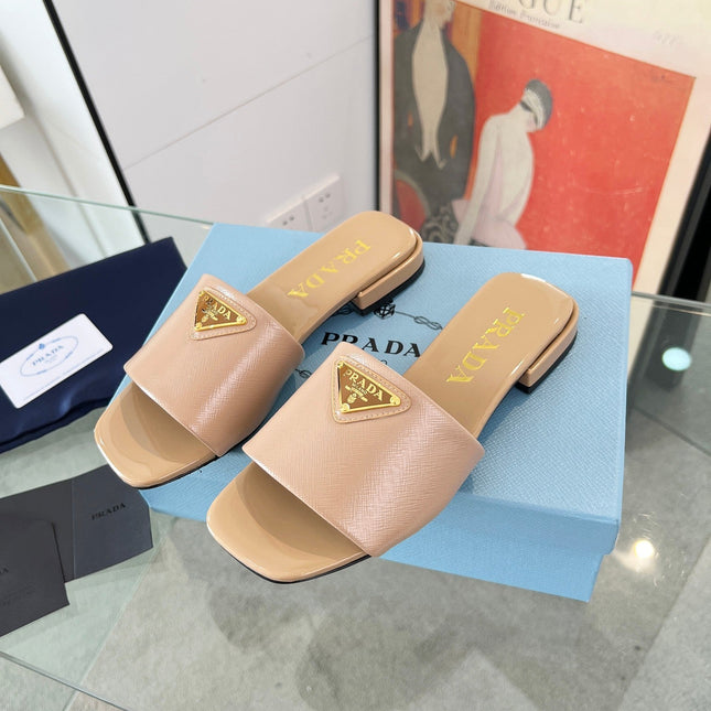 PRA SAFFIANO PATENT SLIDES TUSCAN CALFSKIN