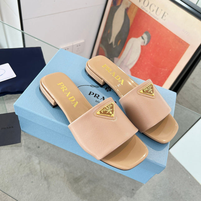 PRA SAFFIANO PATENT SLIDES TUSCAN CALFSKIN