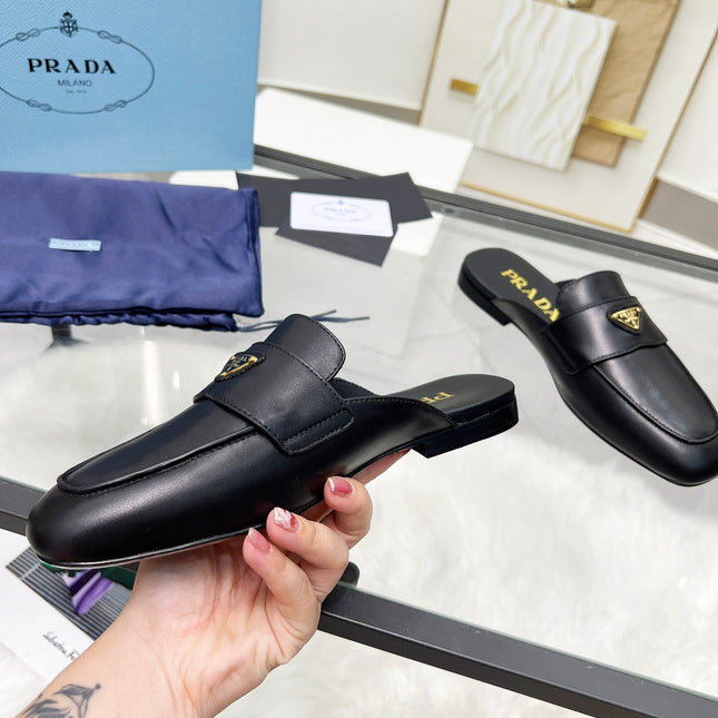 TRIANGLE LOGO MULES IN BLACK CALFSKIN