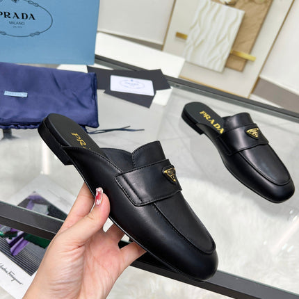 TRIANGLE LOGO MULES IN BLACK CALFSKIN