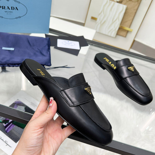 TRIANGLE LOGO MULES IN BLACK CALFSKIN