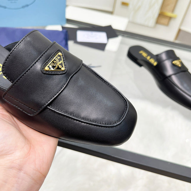 TRIANGLE LOGO MULES IN BLACK CALFSKIN