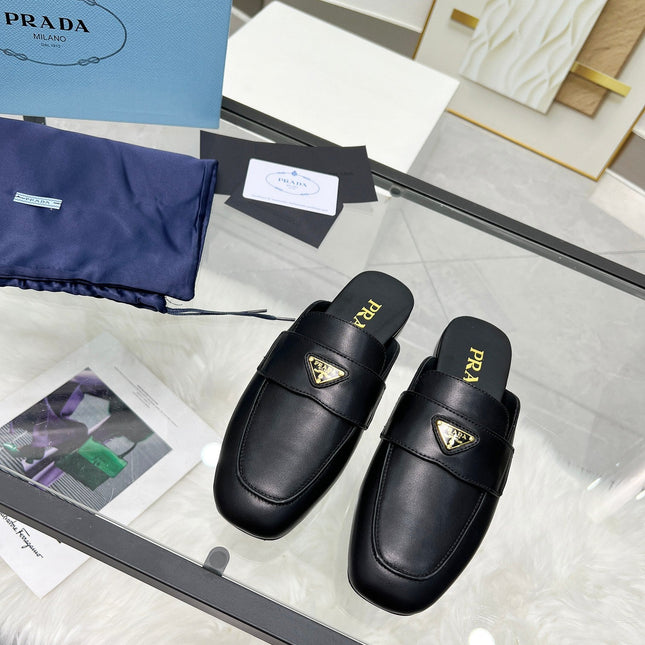 TRIANGLE LOGO MULES IN BLACK CALFSKIN