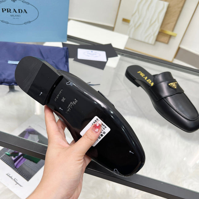 TRIANGLE LOGO MULES IN BLACK CALFSKIN