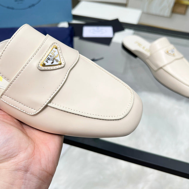 TRIANGLE LOGO MULES IN WHITE CALFSKIN