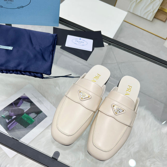 TRIANGLE LOGO MULES IN WHITE CALFSKIN