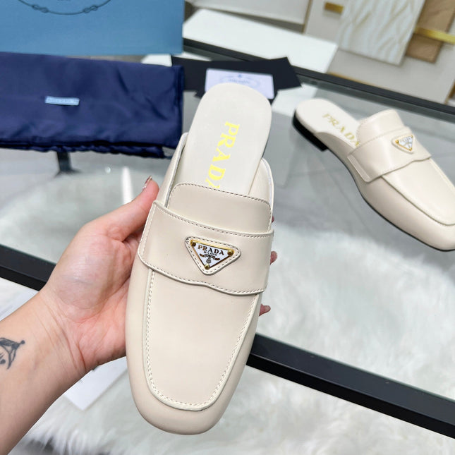 TRIANGLE LOGO MULES IN WHITE CALFSKIN