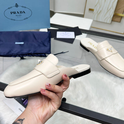 TRIANGLE LOGO MULES IN WHITE CALFSKIN