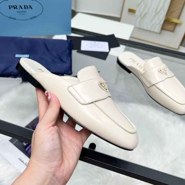 TRIANGLE LOGO MULES IN WHITE CALFSKIN