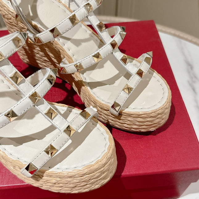 ROCKSTUD ANKLE STRAP WEDGE SANDAL IN WHITE CALFSKIN LEATHER 95 MM