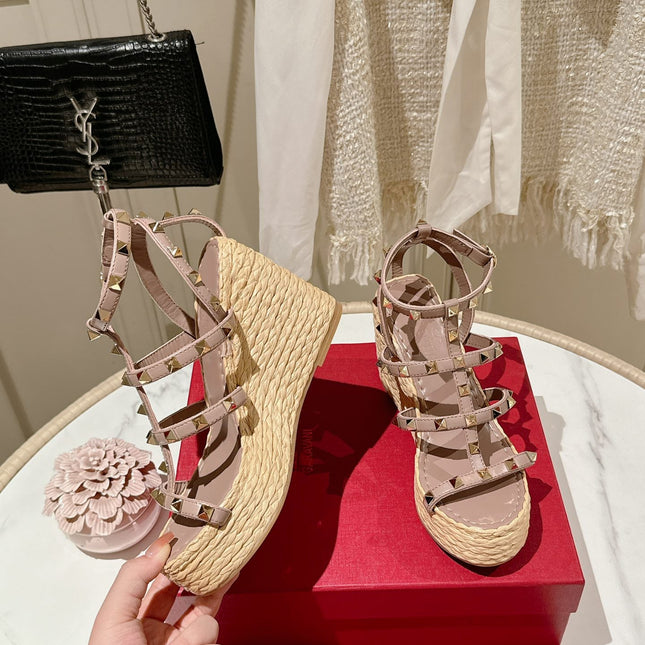 ROCKSTUD ANKLE STRAP WEDGE SANDAL IN CREPE PINK CALFSKIN LEATHER 95 MM