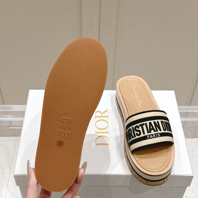 DWAY WEDGE SLIDES 45MM IN BEIGE AND BLACK FABRIC RAFFIA SOLE