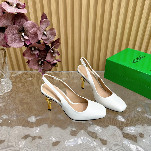 KNOT PUMP 9 CM IN WHITE CALFSKIN WITH GOLD FINISHED METAL HEEL