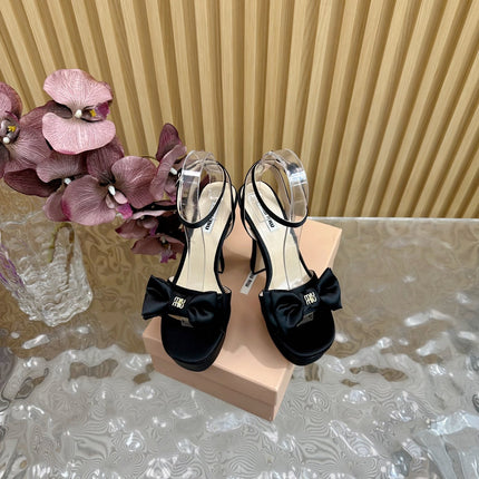 HIGH BOW PLATFORM IN BLACK SILK