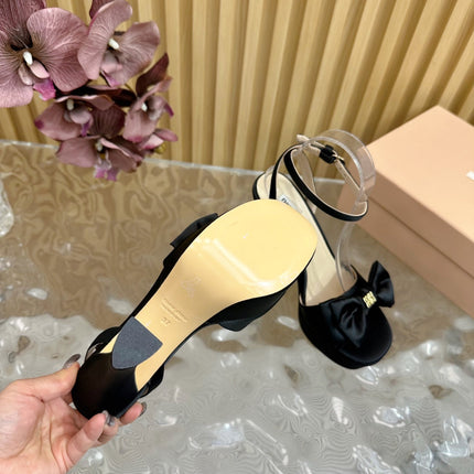 HIGH BOW PLATFORM IN BLACK SILK