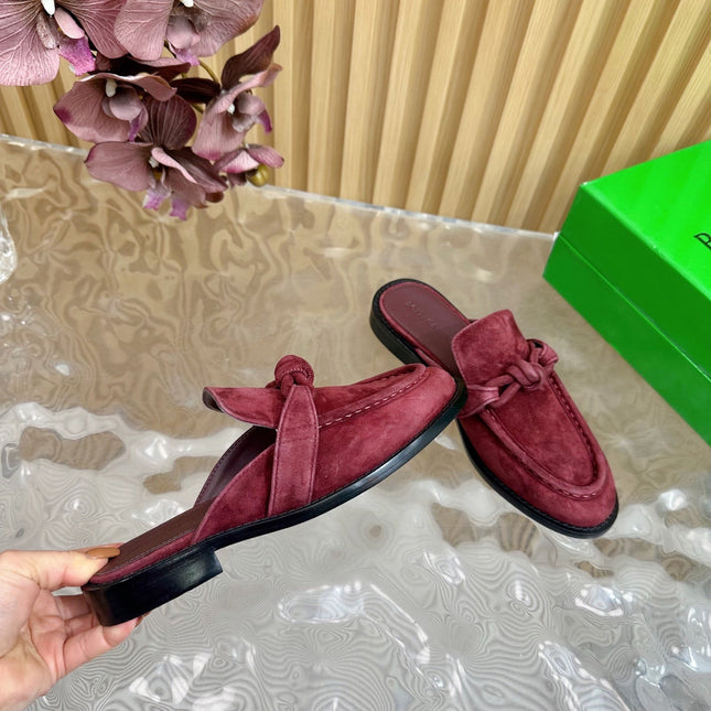 OPEN-BACK LOAFER REALISED IN GARNET RED SUEDE