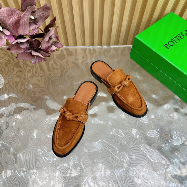 OPEN-BACK LOAFER REALISED IN CINNAMON BROWN SUEDE