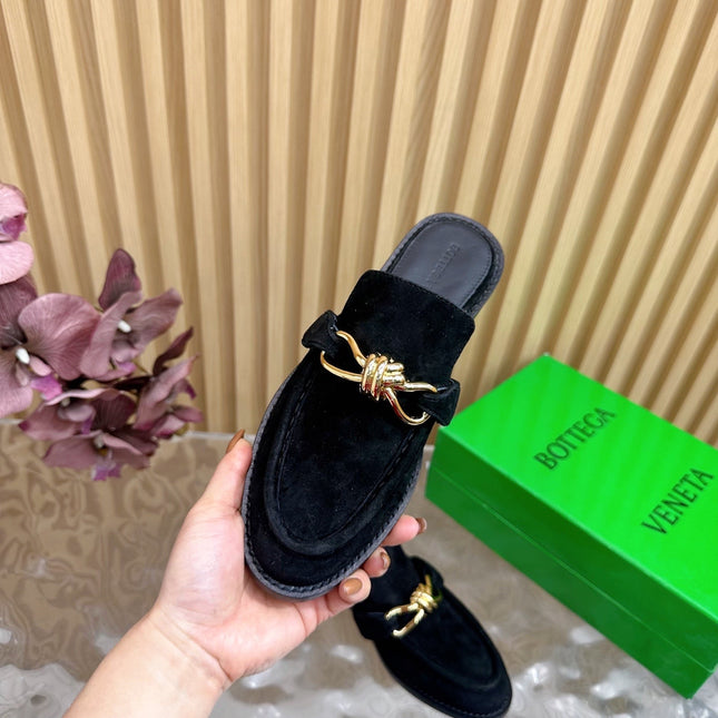 OPEN-BACK LOAFER REALISED IN BLACK SUEDE WITH SIGNATURE METALLIC KNOT DETAIL