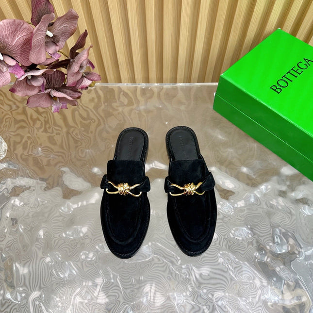 OPEN-BACK LOAFER REALISED IN BLACK SUEDE WITH SIGNATURE METALLIC KNOT DETAIL