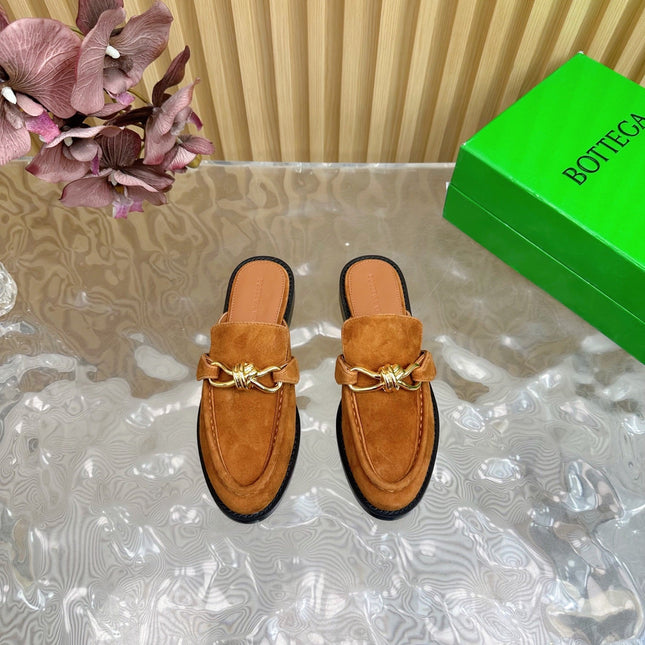 OPEN-BACK LOAFER REALISED IN CINNAMON BROWN SUEDE WITH SIGNATURE METALLIC KNOT DETAIL