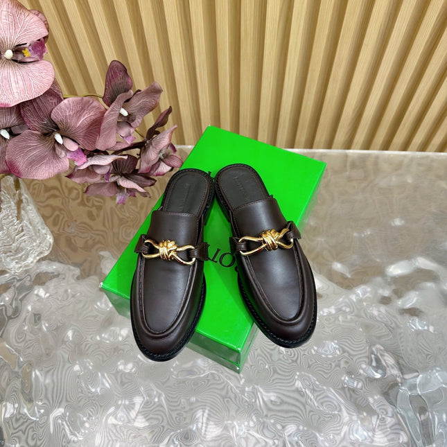 OPEN-BACK LOAFER REALISED IN CHESTNUT BROWN SOFT CALFSKIN WITH SIGNATURE METALLIC KNOT DETAIL