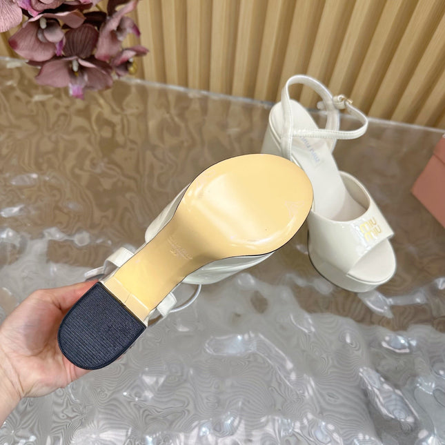 PLATFORM HEELS IN WHITE PATENT CALFSKIN GOLD LOGO IN STRAP