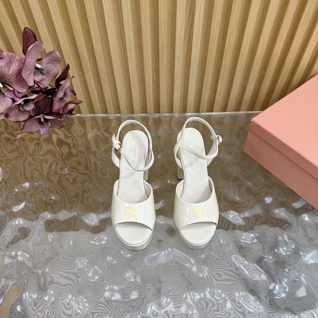 PLATFORM HEELS IN WHITE PATENT CALFSKIN GOLD LOGO IN STRAP