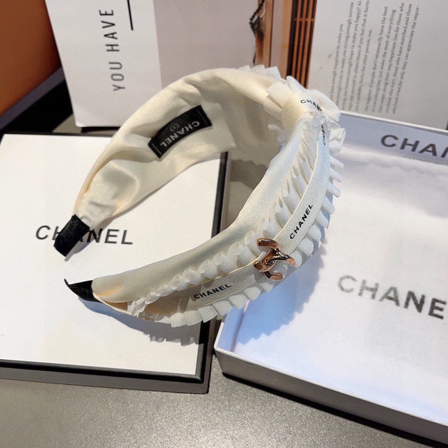 WHITE FABRIC WITH GOLD LOGO HAIRBAND 410841