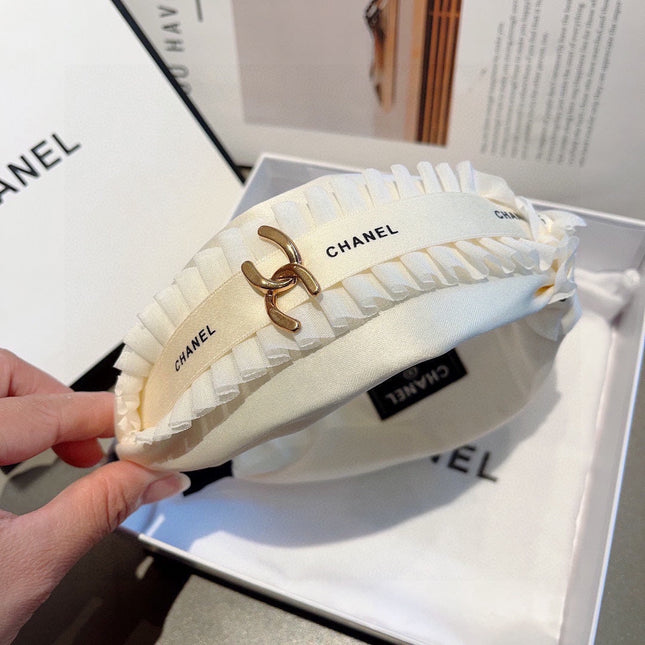 WHITE FABRIC WITH GOLD LOGO HAIRBAND 410841