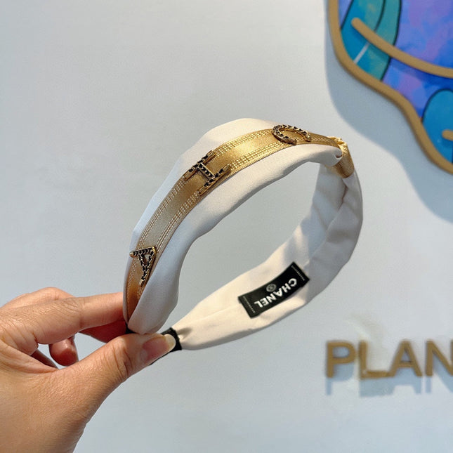 WHITE SILK HAIRBAND WITH GOLD LOGO 412440