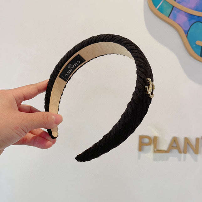 BLACK FABRIC HAIRBAND WITH GOLD LOGO 414437