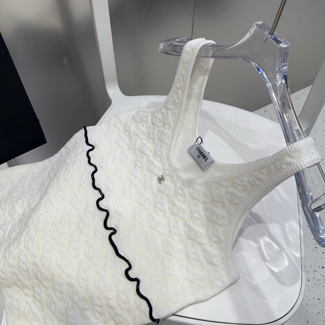 SLEEVELESS TOP 640633 IN WHITE COTTON RAISED LOGO