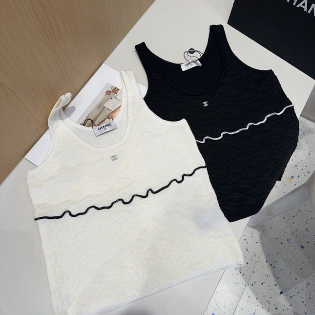 SLEEVELESS TOP 640633 IN WHITE COTTON RAISED LOGO