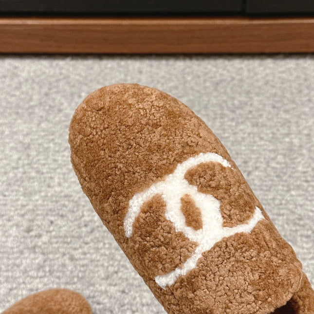 CC LOAFERS IN CINNAMON BROWN FLEECE WITH WHITE LOGO