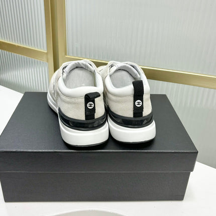 SNEAKER IN GREY SUEDE AND WHITE BREATHABLE MESH