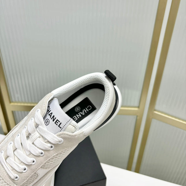 SNEAKER IN GREY SUEDE AND WHITE BREATHABLE MESH