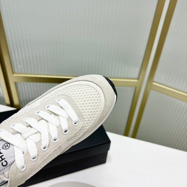 SNEAKER IN GREY SUEDE AND WHITE BREATHABLE MESH