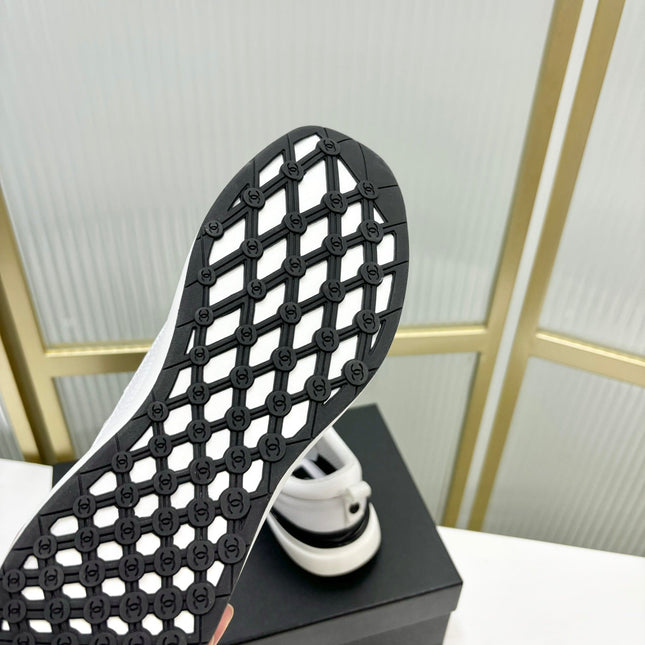 SNEAKER IN WHITE SUEDE AND BREATHABLE MESH