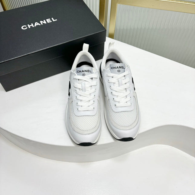 SNEAKER IN WHITE SUEDE AND BREATHABLE MESH