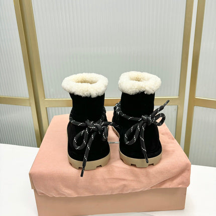 LACE-UP ANKLE BOOTS IN BLACK SUEDE AND FLEECE LINING