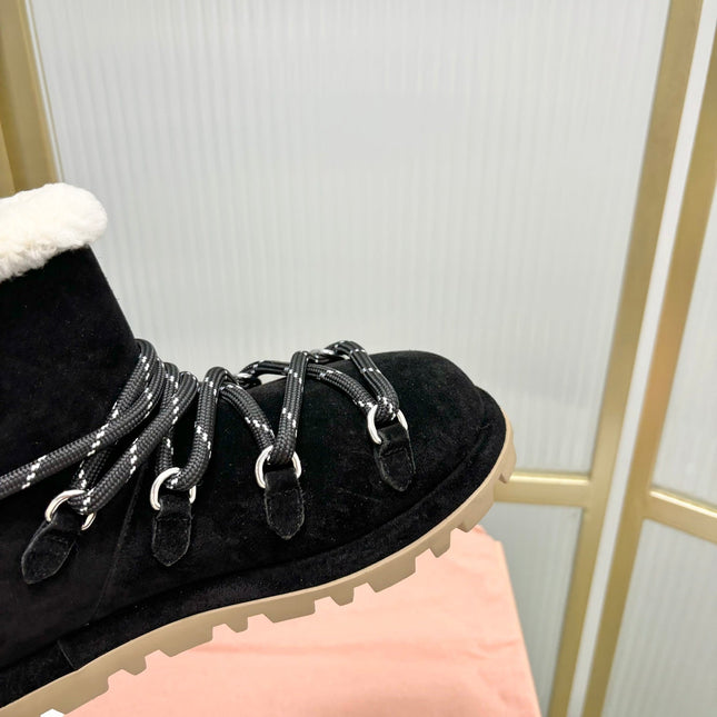 LACE-UP ANKLE BOOTS IN BLACK SUEDE AND FLEECE LINING