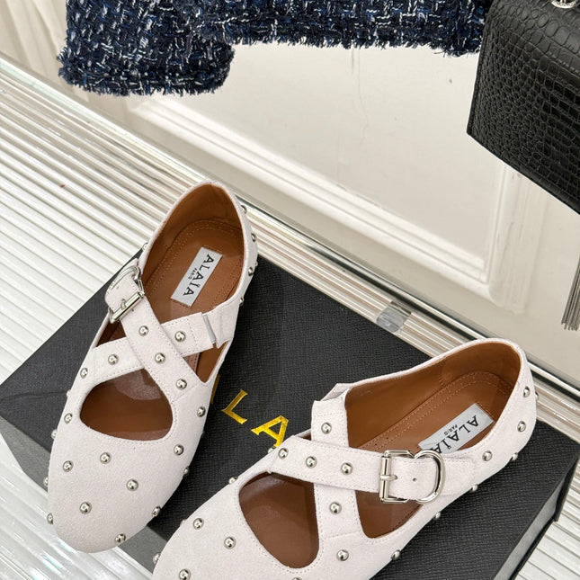 CROSSED STRAP BALLET FLATS IN WHITE SUEDE
