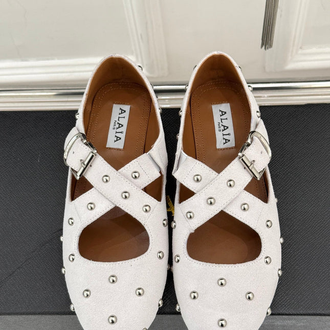 CROSSED STRAP BALLET FLATS IN WHITE SUEDE