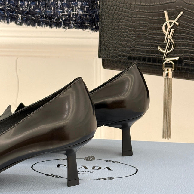 KITTEN HEEL PUMPS IN BLACK CALFSKIN