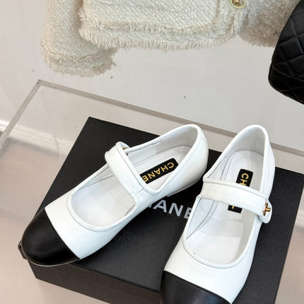 FLAT SHOES IN BLACK AND WHITE LAMBSKIN GOLD HARDWARE